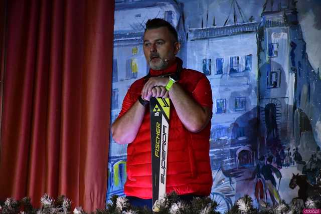 [WIDEO/FOTO] Opowieść Wigilijna w wykonaniu uczniów, aktorów, nauczycieli i specjalnych gości na deskach strzegomskiego LO
