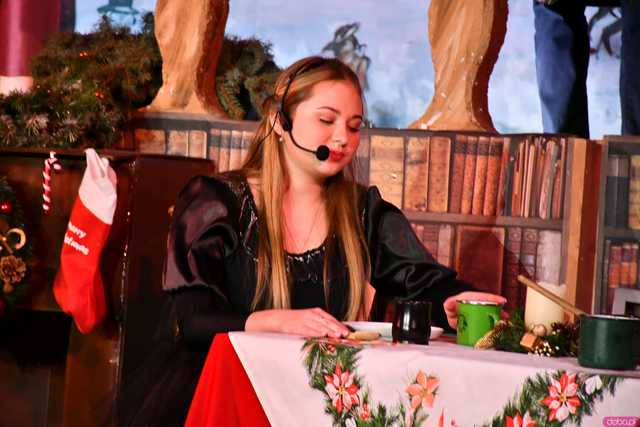 [WIDEO/FOTO] Opowieść Wigilijna w wykonaniu uczniów, aktorów, nauczycieli i specjalnych gości na deskach strzegomskiego LO