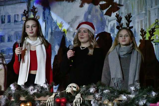 [WIDEO/FOTO] Opowieść Wigilijna w wykonaniu uczniów, aktorów, nauczycieli i specjalnych gości na deskach strzegomskiego LO