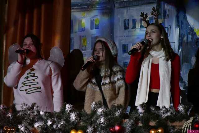 [WIDEO/FOTO] Opowieść Wigilijna w wykonaniu uczniów, aktorów, nauczycieli i specjalnych gości na deskach strzegomskiego LO