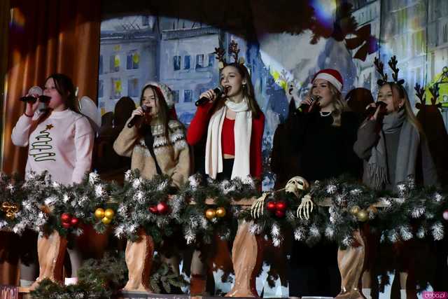 [WIDEO/FOTO] Opowieść Wigilijna w wykonaniu uczniów, aktorów, nauczycieli i specjalnych gości na deskach strzegomskiego LO