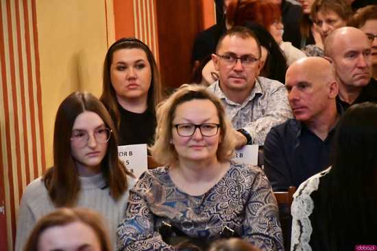 [WIDEO/FOTO] Opowieść Wigilijna w wykonaniu uczniów, aktorów, nauczycieli i specjalnych gości na deskach strzegomskiego LO