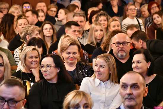 [WIDEO/FOTO] Opowieść Wigilijna w wykonaniu uczniów, aktorów, nauczycieli i specjalnych gości na deskach strzegomskiego LO