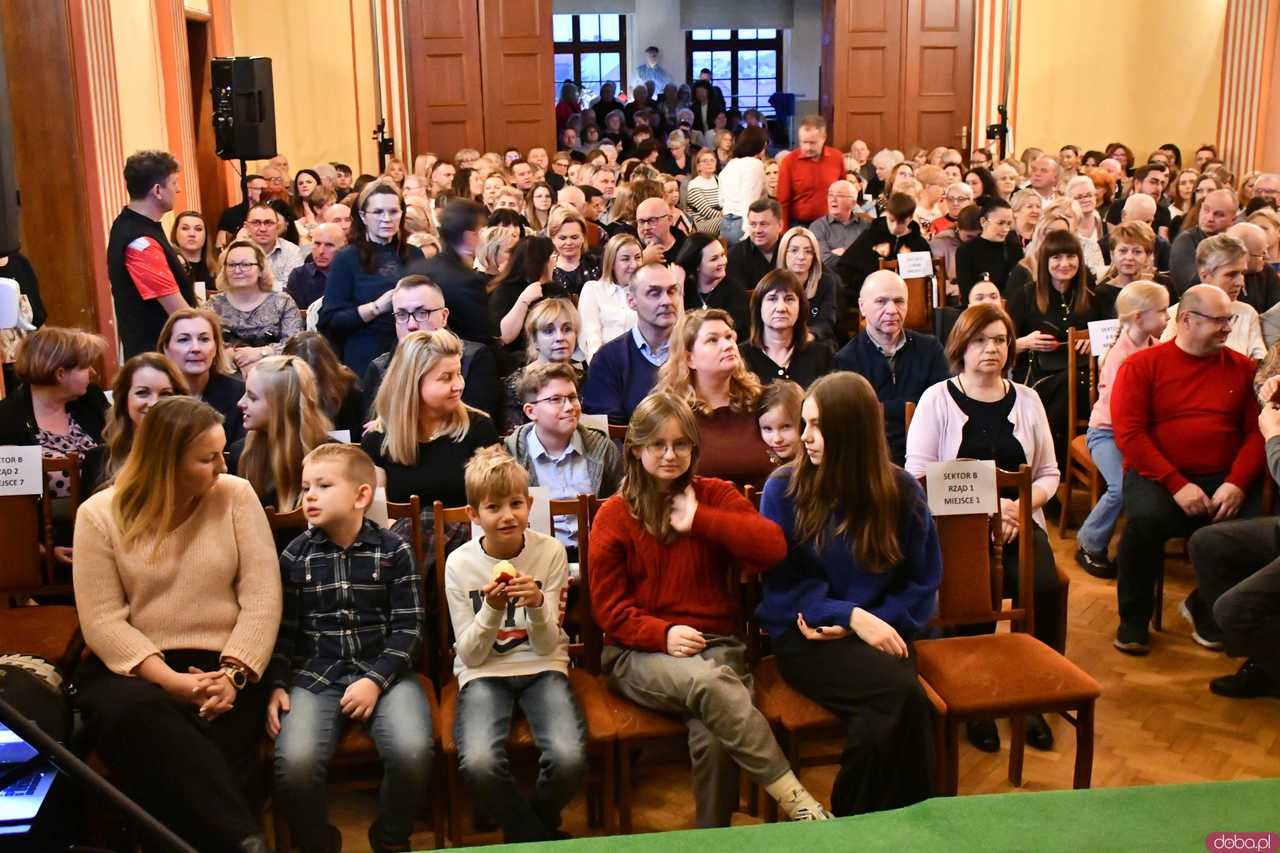 [WIDEO/FOTO] Opowieść Wigilijna w wykonaniu uczniów, aktorów, nauczycieli i specjalnych gości na deskach strzegomskiego LO