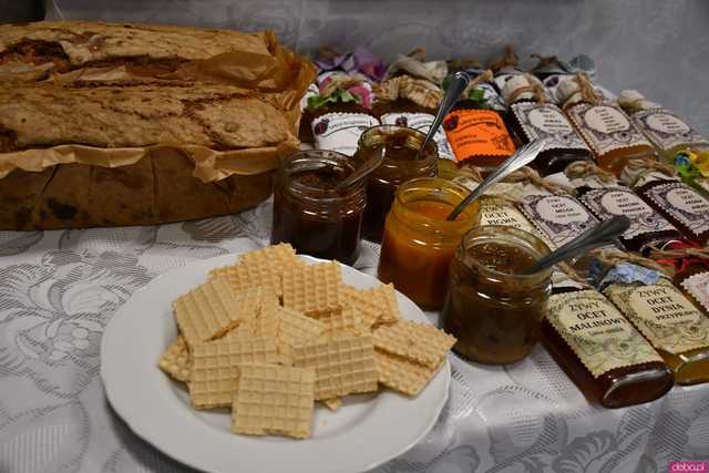 [WIDEO/FOTO] Rękodzieło, wyroby artystyczne i gastronomiczne na Jarmarku Bożonarodzeniowym w Dobromierzu