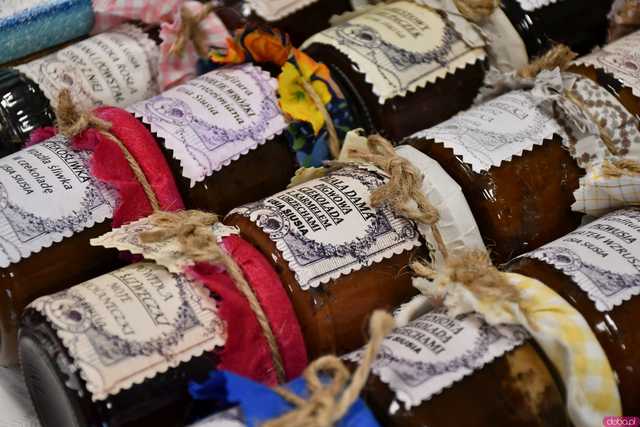 [WIDEO/FOTO] Rękodzieło, wyroby artystyczne i gastronomiczne na Jarmarku Bożonarodzeniowym w Dobromierzu