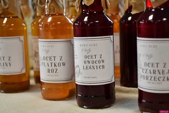 [WIDEO/FOTO] Rękodzieło, wyroby artystyczne i gastronomiczne na Jarmarku Bożonarodzeniowym w Dobromierzu