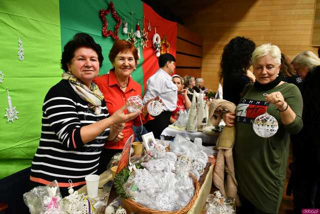 [WIDEO/FOTO] Moc atrakcji i bogato zastawione stoiska na Jarmarku Bożonarodzeniowym w Strzegomiu