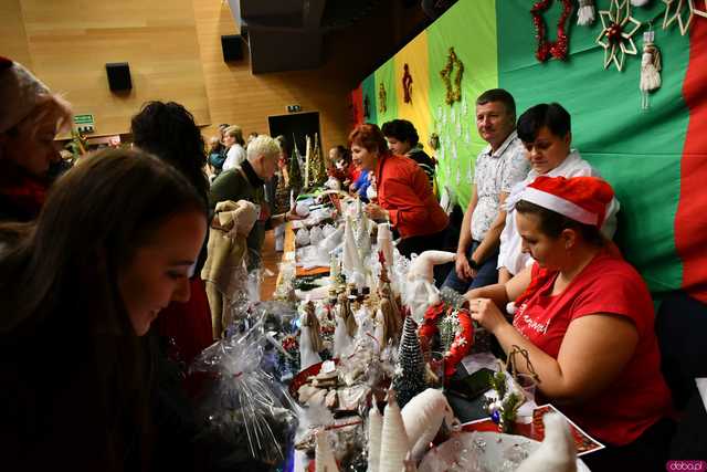 [WIDEO/FOTO] Moc atrakcji i bogato zastawione stoiska na Jarmarku Bożonarodzeniowym w Strzegomiu