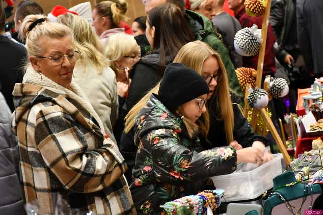 [WIDEO/FOTO] Moc atrakcji i bogato zastawione stoiska na Jarmarku Bożonarodzeniowym w Strzegomiu