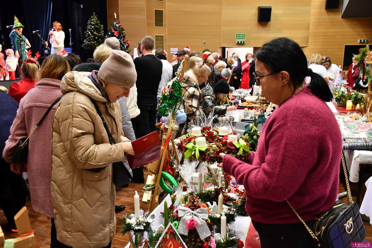 [WIDEO/FOTO] Moc atrakcji i bogato zastawione stoiska na Jarmarku Bożonarodzeniowym w Strzegomiu