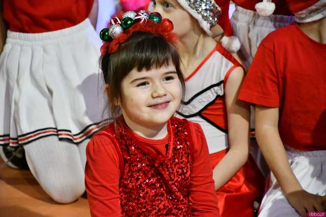 [WIDEO/FOTO] Występy, atrakcje dla najmłodszych oraz stoły pełne jedzenia i rękodzieła na Miasteczku świętego Mikołaja w Żarowie
