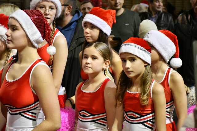 [WIDEO/FOTO] Występy, atrakcje dla najmłodszych oraz stoły pełne jedzenia i rękodzieła na Miasteczku świętego Mikołaja w Żarowie
