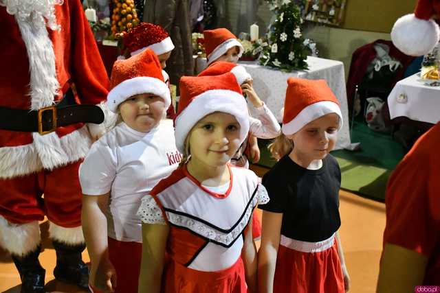 [WIDEO/FOTO] Występy, atrakcje dla najmłodszych oraz stoły pełne jedzenia i rękodzieła na Miasteczku świętego Mikołaja w Żarowie