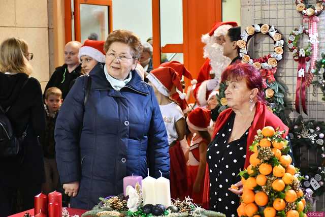 [WIDEO/FOTO] Występy, atrakcje dla najmłodszych oraz stoły pełne jedzenia i rękodzieła na Miasteczku świętego Mikołaja w Żarowie