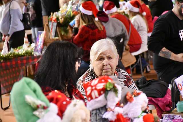 [WIDEO/FOTO] Występy, atrakcje dla najmłodszych oraz stoły pełne jedzenia i rękodzieła na Miasteczku świętego Mikołaja w Żarowie