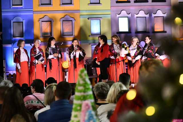 [WIDEO/FOTO] Występy, atrakcje dla najmłodszych oraz stoły pełne jedzenia i rękodzieła na Miasteczku świętego Mikołaja w Żarowie