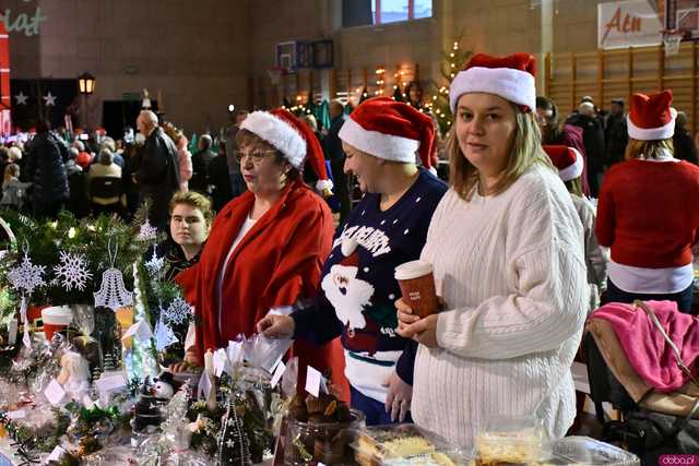 [WIDEO/FOTO] Występy, atrakcje dla najmłodszych oraz stoły pełne jedzenia i rękodzieła na Miasteczku świętego Mikołaja w Żarowie