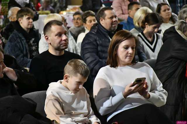 [WIDEO/FOTO] Występy, atrakcje dla najmłodszych oraz stoły pełne jedzenia i rękodzieła na Miasteczku świętego Mikołaja w Żarowie