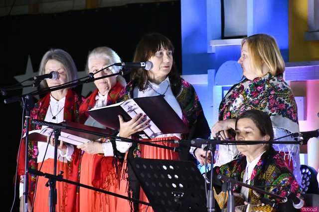 [WIDEO/FOTO] Występy, atrakcje dla najmłodszych oraz stoły pełne jedzenia i rękodzieła na Miasteczku świętego Mikołaja w Żarowie