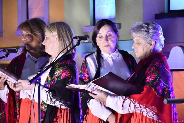 [WIDEO/FOTO] Występy, atrakcje dla najmłodszych oraz stoły pełne jedzenia i rękodzieła na Miasteczku świętego Mikołaja w Żarowie