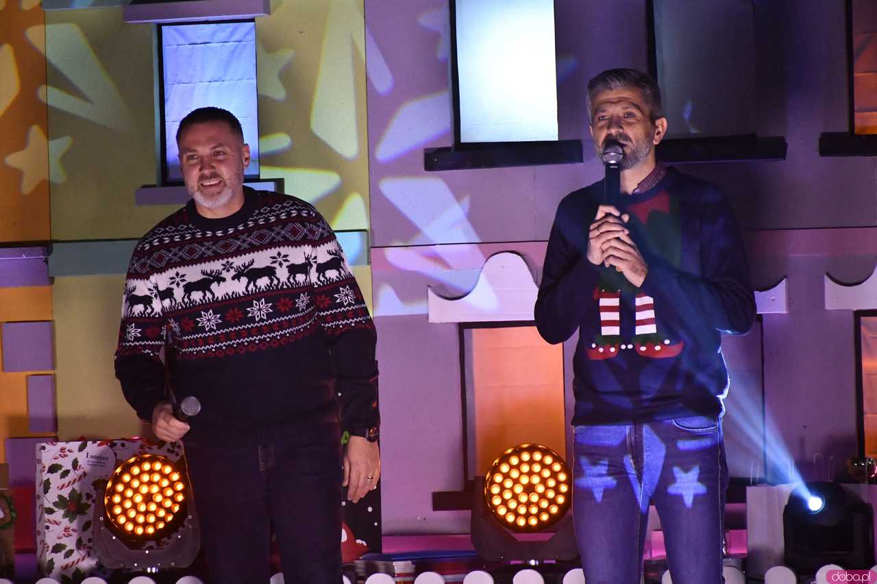 [WIDEO/FOTO] Występy, atrakcje dla najmłodszych oraz stoły pełne jedzenia i rękodzieła na Miasteczku świętego Mikołaja w Żarowie