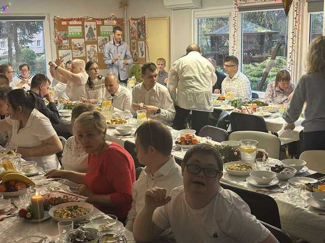 [FOTO] Na tę chwilę wszyscy czekali. Wigilia w Środowiskowym Domu Samopomocy w Świdnicy