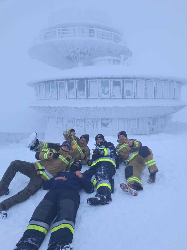 [FOTO] Weszli na Dach Sudetów w szczytnym celu! Druhowie z Goczałkowa zdobyli Śnieżkę, aby wesprzeć Malwinę i Adasia