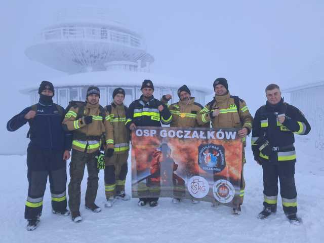 [FOTO] Weszli na Dach Sudetów w szczytnym celu! Druhowie z Goczałkowa zdobyli Śnieżkę, aby wesprzeć Malwinę i Adasia