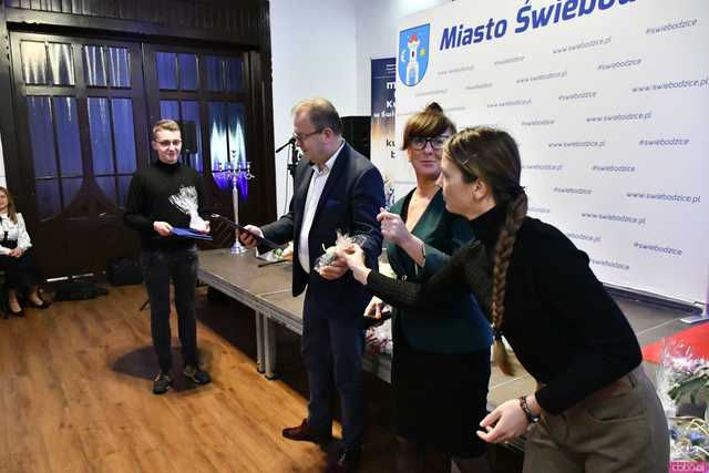 [WIDEO/FOTO] Podziękowano wolontariuszom i aktywnym społecznie. Uroczystość z okazji Światowego Dnia Wolontariatu