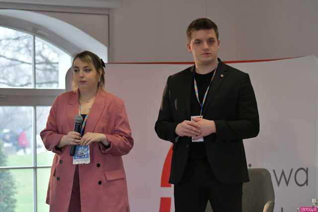 [WIDEO/FOTO] Ministra Edukacji, wicemarszałek Sejmu i influencer Prawo Marcina gośćmi specjalnymi V Dolnośląskiego Kongresu Młodzieży w Krzyżowej