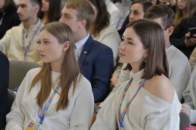 [WIDEO/FOTO] Ministra Edukacji, wicemarszałek Sejmu i influencer Prawo Marcina gośćmi specjalnymi V Dolnośląskiego Kongresu Młodzieży w Krzyżowej