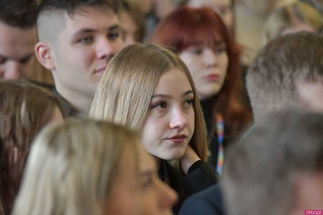 [WIDEO/FOTO] Ministra Edukacji, wicemarszałek Sejmu i influencer Prawo Marcina gośćmi specjalnymi V Dolnośląskiego Kongresu Młodzieży w Krzyżowej