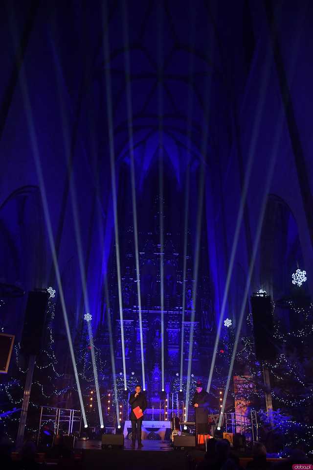 [WIDEO/FOTO] Eleni i zespół Ślad zagrali Koncert Bożonarodzeniowy w klimatycznym wnętrzu strzegomskiej bazyliki