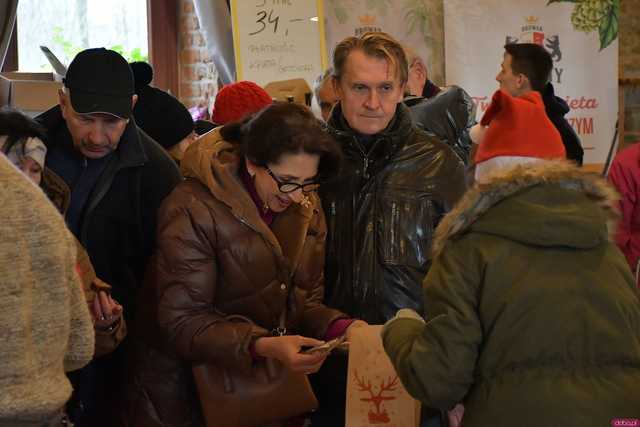 [WIDEO/FOTO] Świąteczne ozdoby oraz wypieki i tłumy gości na przedświątecznym Targu Ziemi