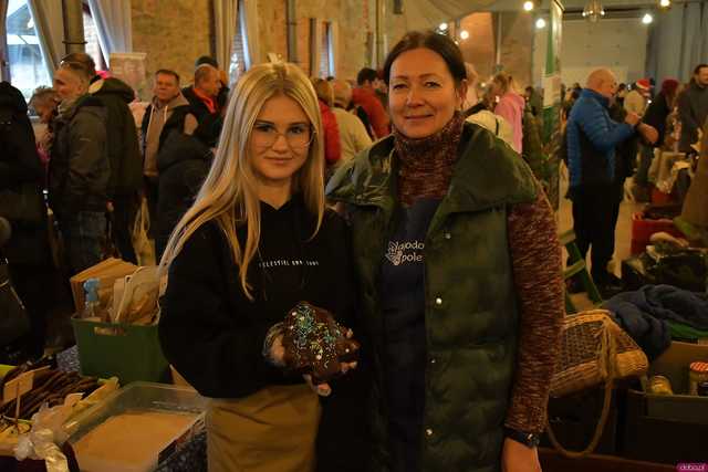 [WIDEO/FOTO] Świąteczne ozdoby oraz wypieki i tłumy gości na przedświątecznym Targu Ziemi
