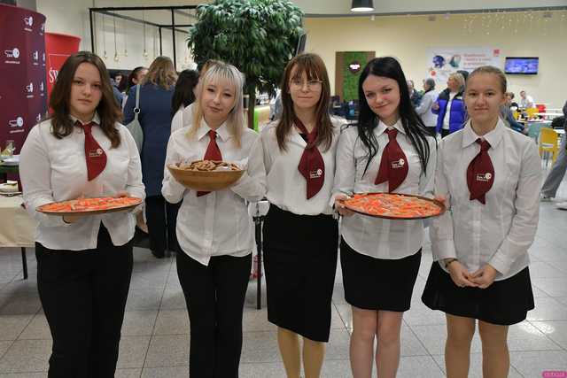 [WIDEO/FOTO] Uczniowie Hotelarki zaprezentowali swoje aranżacje stołów bożonarodzeniowych