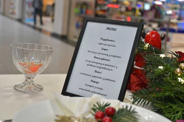 [WIDEO/FOTO] Uczniowie Hotelarki zaprezentowali swoje aranżacje stołów bożonarodzeniowych