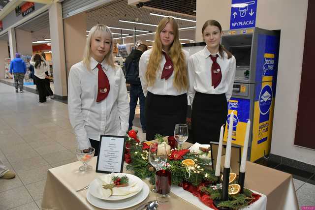 [WIDEO/FOTO] Uczniowie Hotelarki zaprezentowali swoje aranżacje stołów bożonarodzeniowych