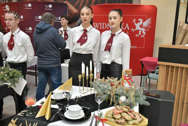 [WIDEO/FOTO] Uczniowie Hotelarki zaprezentowali swoje aranżacje stołów bożonarodzeniowych
