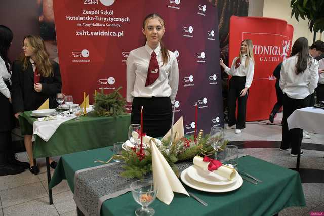 [WIDEO/FOTO] Uczniowie Hotelarki zaprezentowali swoje aranżacje stołów bożonarodzeniowych