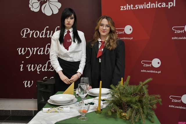 [WIDEO/FOTO] Uczniowie Hotelarki zaprezentowali swoje aranżacje stołów bożonarodzeniowych