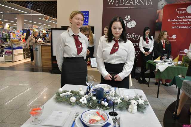 [WIDEO/FOTO] Uczniowie Hotelarki zaprezentowali swoje aranżacje stołów bożonarodzeniowych