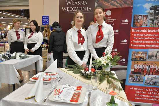 [WIDEO/FOTO] Uczniowie Hotelarki zaprezentowali swoje aranżacje stołów bożonarodzeniowych