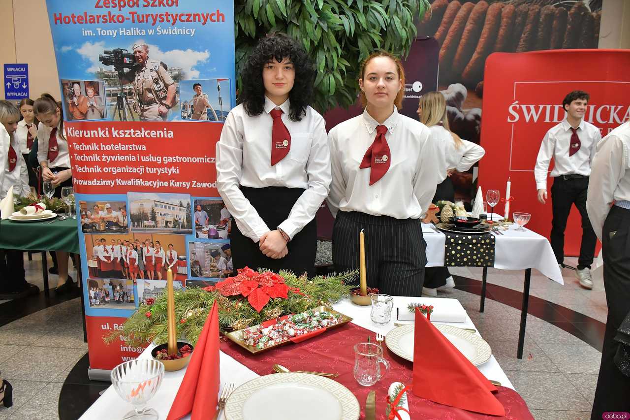 [WIDEO/FOTO] Uczniowie Hotelarki zaprezentowali swoje aranżacje stołów bożonarodzeniowych