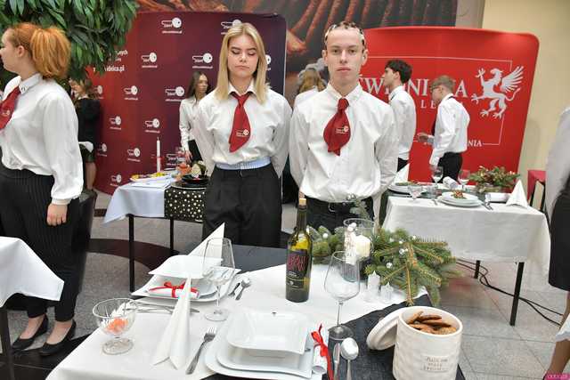 [WIDEO/FOTO] Uczniowie Hotelarki zaprezentowali swoje aranżacje stołów bożonarodzeniowych