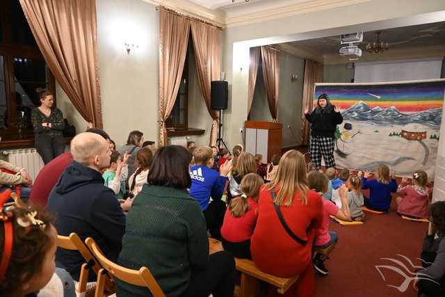 [FOTO] Świąteczna Zagadka Skrzata Tadka. Za nami bożonarodzeniowy spektakl w bibliotece