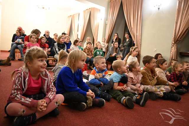 [FOTO] Świąteczna Zagadka Skrzata Tadka. Za nami bożonarodzeniowy spektakl w bibliotece