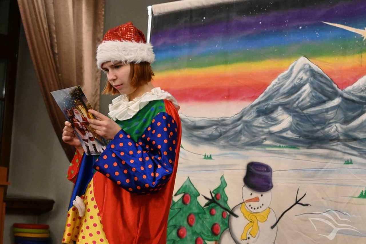 [FOTO] Świąteczna Zagadka Skrzata Tadka. Za nami bożonarodzeniowy spektakl w bibliotece