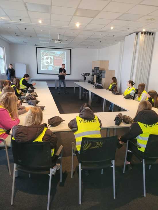 [FOTO] Uczniowie strzegomskiego Zespołu Szkół wizytowali w zakładzie produkcyjnym Electrolux